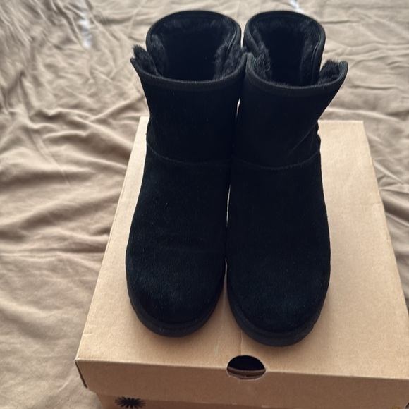 UGG - Picture 4 of 4